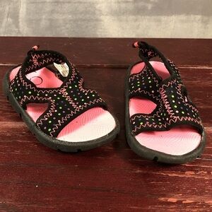 OP Girls Water Sandals Black and Pink Size 5